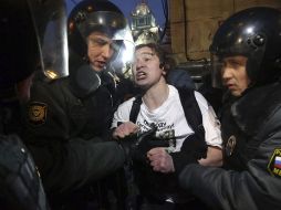 Varios policías antidisturbios rusos detienen a uno de los participantes en la manifestación. EFE /
