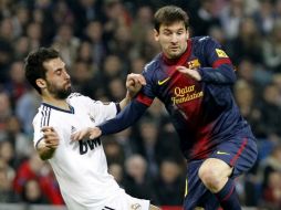 Messi (der) y Arbeloa (izq) en una de las tantas disputas por el balón en el juego de ayer. XINHUA /
