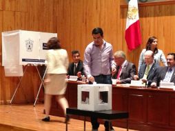 Marco Núñez, presidente de la FEU, al momento de emitir su sufragio.  /