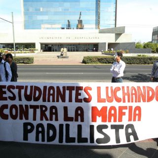 Estudiantes protestan durante elección de rector de la UdeG