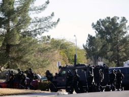 Un equipo SWAT entra en la casa del sospechoso del tiroteo. REUTERS /