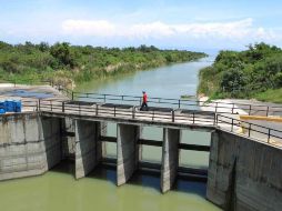 A la ZMG llega agua de tres fuentes: 9% de la Presa Calderón; 30% de pozos y 61% de Chapala. ARCHIVO /