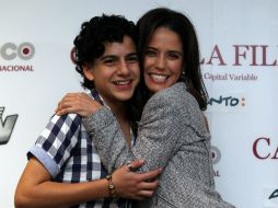 Talancón recordó que de niña jugó durante un año al futbol. En la imagen con Sebastián Rivera. EFE /