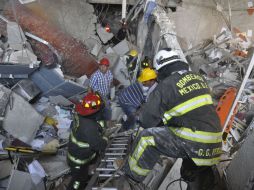 Cuerpos de auxilio trabajan en el rescate de personas. AP /