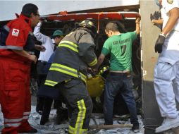 Aspecto de la zona donde se realiza el rescate de personas atrapadas. AP /