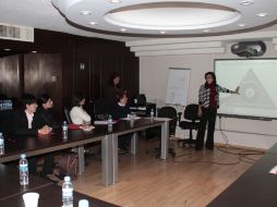 Durante la reunión, a los estudiantes se les indicó la enorme responsabilidad que tienen al sumarse como colaboradores. ESPECIAL /