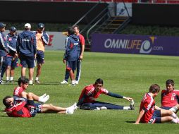 El plantel del Guadalajara entrenó en la cancha del Omnilife este jueves.  /