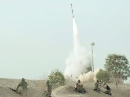 Defensa. Militares del Ejército israelí lanzan un misil para anular un cohete lanzado desde Sheva, en la Franja de Gaza. AP /