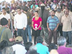 Los presuntos delincuentes fueron “enjuiciados” por la policía comunitaria (encapuchados) en la plaza El Mesón, en Ayutla, Guerrero. XINHUA /
