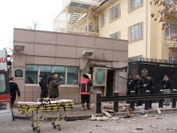Cuerpos de rescate y de seguridad arribaron a la zona para auxiliar a los lesionados e iniciar las investigaciones. AFP /