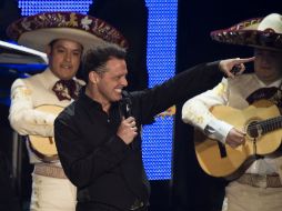 El intérprete recordó a Frank Sinatra y en la recta final se acompañó del clásico mariachi. EFE /