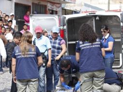 Alrededor de las 13:20 horas subieron el cadáver a la unidad de IJCF y los curiosos se disiparon.  /