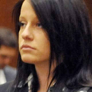 Sentencian a mujer que recibió chaqueta de Hilton