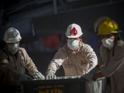 Rescatistas trabajan en la remoción de escombros de la zona de la explosión, en el complejo de la Torre de Pemex. XINHUA /