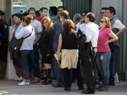 Familiares de las víctimas, esperan para recibir los cuerpos de los fallecidos. AFP /