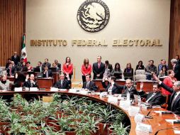 Imagen de una de las reuniones del Consejo General del IFE. ARCHIVO /