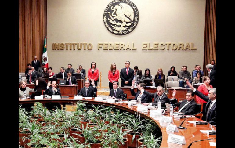 Imagen de una de las reuniones del Consejo General del IFE. ARCHIVO /