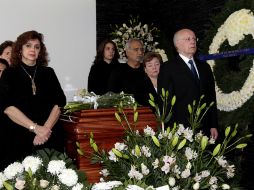 El rector de la UNAM, José Narro Robles, estuvo presente en la guardia de honor en el velorio del fallecido poeta y catedrático. NTX /