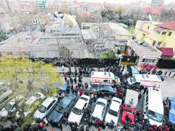 Por la puerta de atrás. El atentado ocurrió hacia el mediodía ante una entrada secundaria de la  embajada. AP /