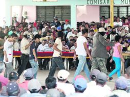 Los presuntos delincuentes fueron exhibidos el jueves por la policía comunitaria en la plaza El Mesón, en Ayutla. REUTERS /
