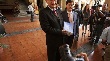 Víctor manuel González, al llevar el documento al Congreso. EL INFORMADOR /