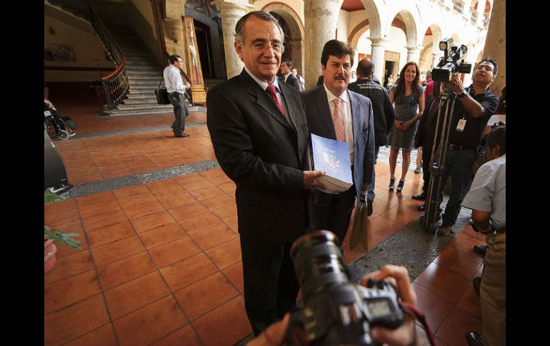 Víctor manuel González, al llevar el documento al Congreso. EL INFORMADOR /