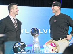 John, de traje y corbata, y Jim, con los atuendos deportivos de su equipo, atendieron por última vez a la prensa antes del Súper Tazón EFE /
