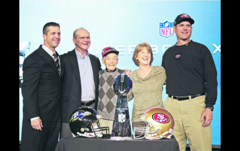 Orgullo familiar. Los entrenadores en jefe con sus padres y su abuelo. AP /