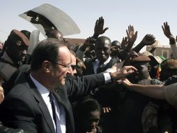 En Tombuctú, Hollande, agradece a las tropas su intervención en la antigua colonia francesa. AP /