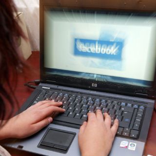 Generación X equilibra uso de redes sociales con contactos personales