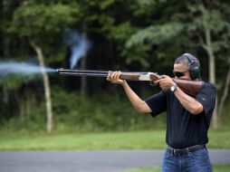 La Casa Blanca divulga una foto del presidente de EU, Barack Obama, practicando el tiro al plato. AP /