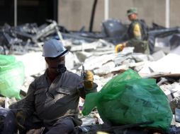 Un empleado del grupo Pemex participa en las labores de rescate. EFE /