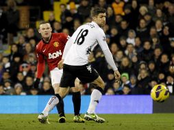 Rooney (i) marca el gol del triunfo a diez minutos del final. AFP /
