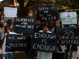 Tras la muerte de la joven, hombres y mujeres se unieron en protesta para exigir más seguridad para las mujeres de India. ARCHIVO /