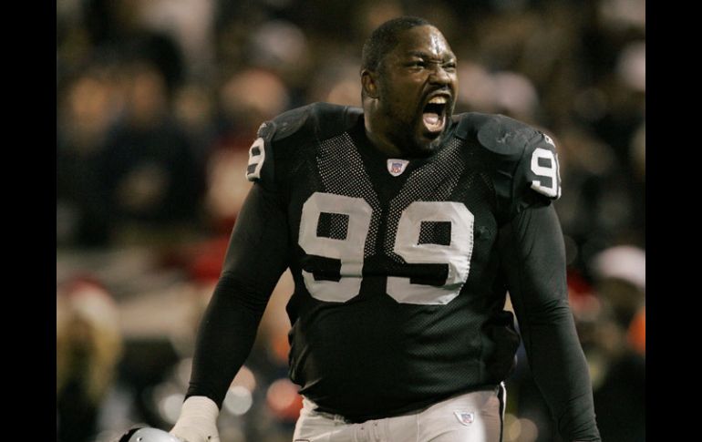 Imagen de archivo de Warren Sapp cuando era jugador de los Raiders, él y otros seis elegidos serán inmortalizados en Canton, Ohio. AP /