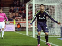 Cristiano Ronaldo reclama una decisión durante el partido ante el Granada. EFE /