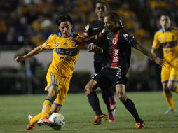 Lucas Lobos trata de pasar la marca de Castillo. MEXSPORT /
