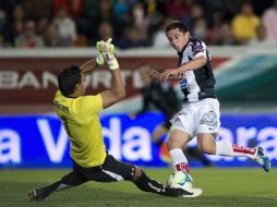 Héctor Herrera dispara a la salida del portero Talavera. MEXSPORT /