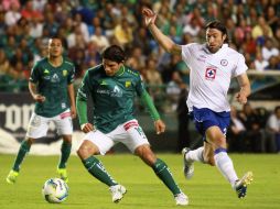 Jonny Magallón se quita la llegada de Pavone durante el partido. MEXSPORT /