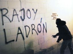 Indignación. Ciudadanos muestran su coraje contra el mandatario español por las duras condiciones económicas en que viven. AP /