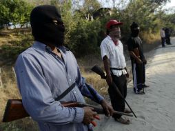 Miembros de la policía comunitaria en un retén a las afueras de El Mesón. REUTERS /