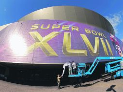 Todo listo. Trabajadores detallan la fachada del Superdome.  /