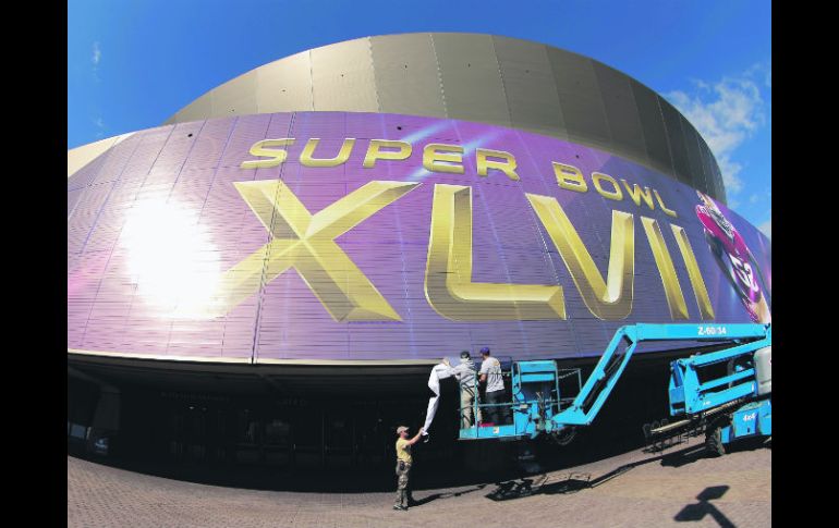 Todo listo. Trabajadores detallan la fachada del Superdome.  /