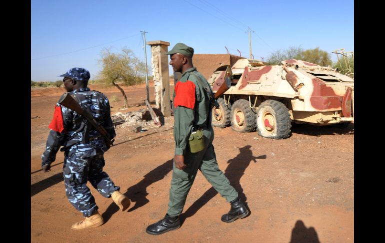 Soldados malineses recorren la zona de bombardeos AFP /