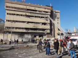 Cuerpos de rescate y bomberos asisten a los heridos después del atentado. AFP /