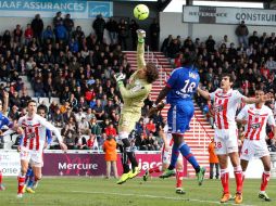 Ochoa (centro) tiene una gran actuación y su equipo da el campanazo de la jornada. AFP /