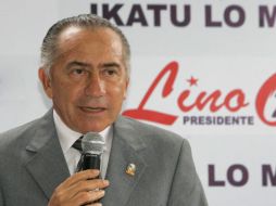 Fotografía del 18 de abril de 2008 que muestra al candidato presidencial paraguayo Lino Oviedo durante la campaña. EFE /