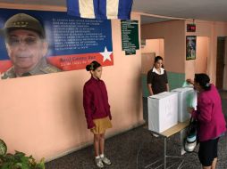 Una mujer vota en un colegio electoral de La Habana. EFE /