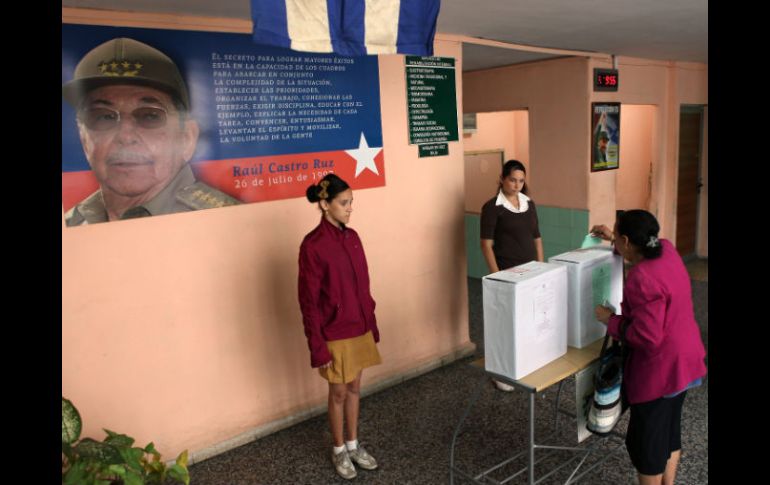 Una mujer vota en un colegio electoral de La Habana. EFE /