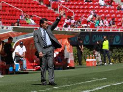 Benjamín Galindo da indicaciones durante el partido ante San Luis.  /